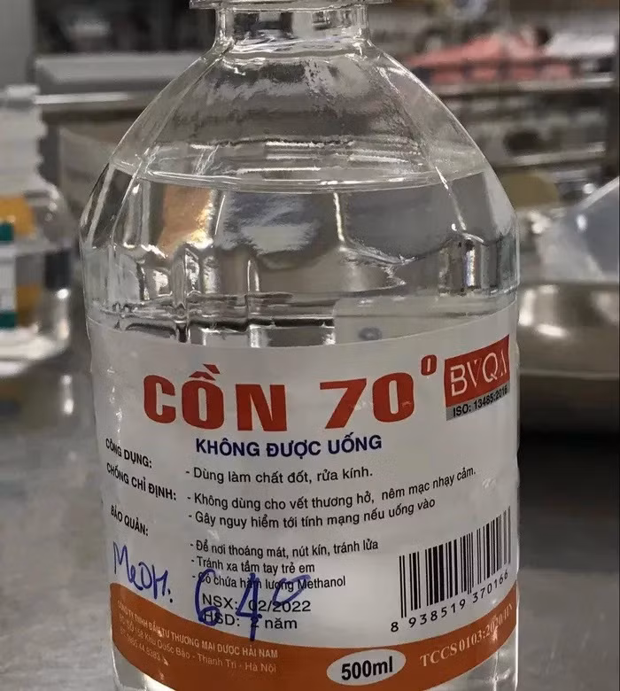 Hình ảnh chai cồn mà bệnh nhân đã uống nhầm, dẫn đến ngộ độc. Ảnh: BV.