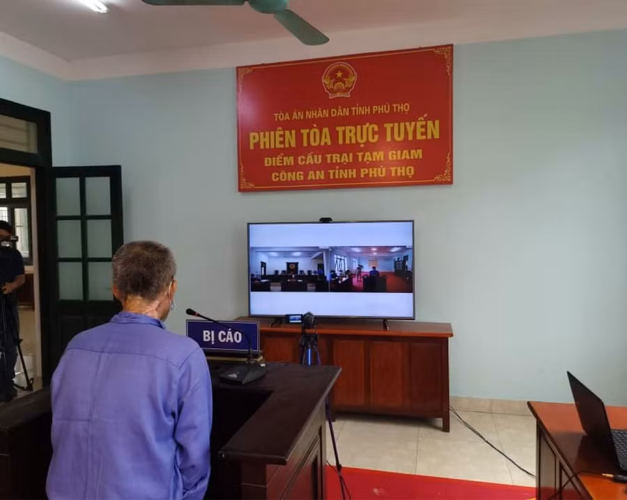 Bị cáo Cương trả lời các câu hỏi từ điểm cầu từ trại giam Công an tỉnh Phú Thọ.