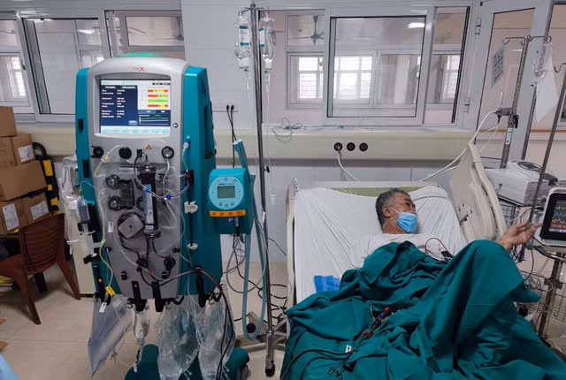 Bệnh nhân được lọc máu liên tục. Ảnh: Cổng Thông tin điện tử Móng Cái.
