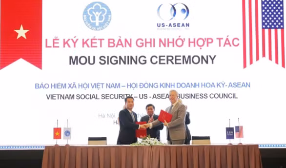 Tổng Giám đốc BHXH Việt Nam Nguyễn Thế Mạnh và Chủ tịch kiêm Tổng Giám đốc USABC ký Biên bản ghi nhớ hợp tác trong lĩnh vực thực hiện chính sách BHYT.