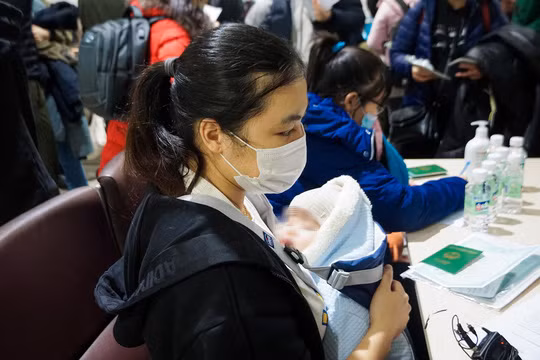 Hỗ trợ bà con người Việt Nam sơ tán khỏi Ukraine làm thủ tục lên máy bay về nước tại sân bay ở Bucharest của Romania. Ảnh: B.T.V.