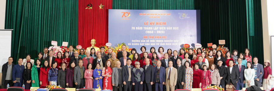 Các thế hệ lãnh đạo, cán bộ Viện Văn học lưu ảnh cùng khách mời tại lễ kỷ niệm 70 năm ngày thành lập (1953 - 2023). Ảnh: Viện Văn học