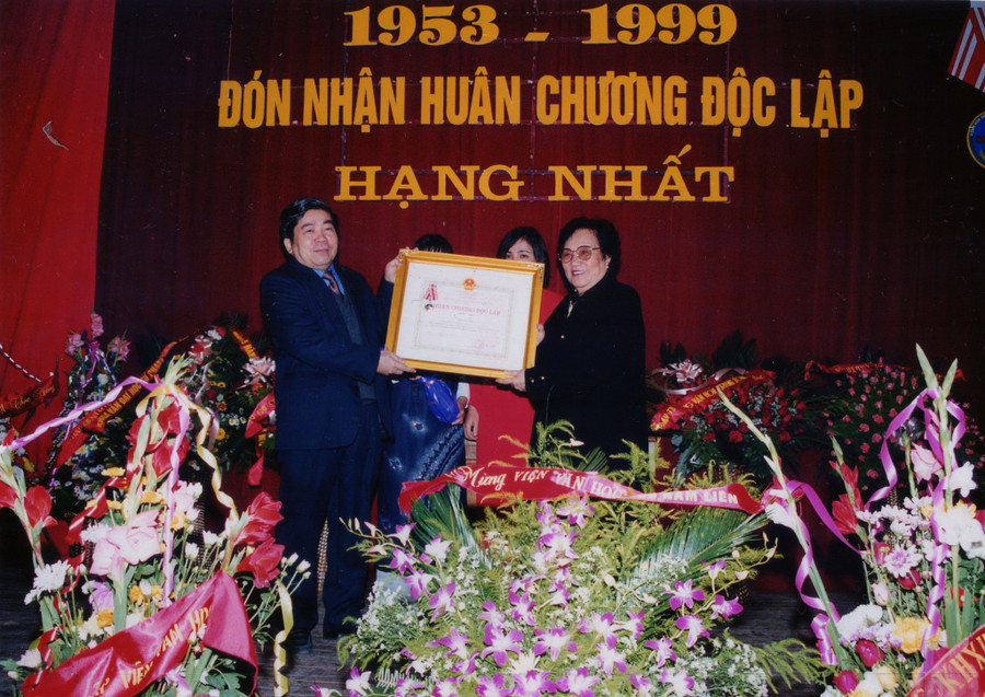 Viện Văn học vinh dự đón nhận Huân chương Độc lập hạng Nhất năm 1999. Ảnh: Viện Văn học