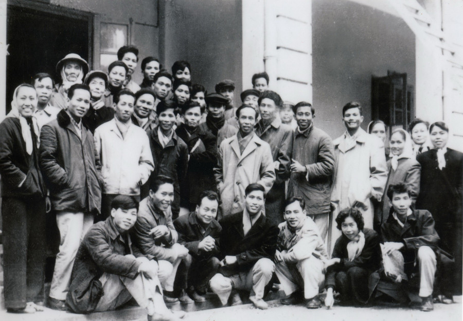 Tập thể Viện Văn học trong giai đoạn chưa tách nhân sự thành lập Viện Ngôn ngữ. Ảnh: Viện Văn học