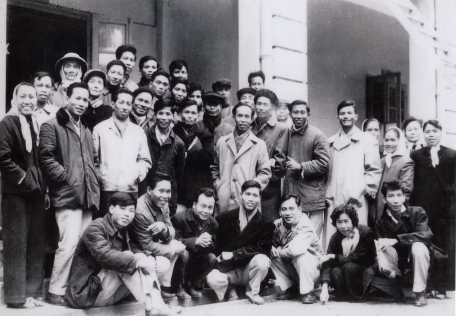 Tập thể Viện Văn học trong giai đoạn chưa tách nhân sự thành lập Viện Ngôn ngữ. Ảnh: Viện Văn học