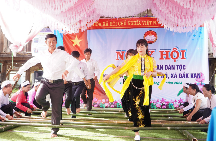 Điệu múa xòe thể hiện tinh thần đoàn kết, gắn bó và giúp nhau vượt qua mọi khó khăn trong Ngày hội đại đoàn kết dân tộc.