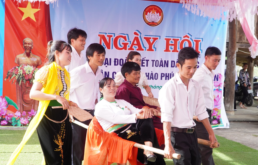 Người Mường tái hiện lại Lễ &apos;Mừng cơm mới&apos; trong Ngày hội đại đoàn kết dân tộc.