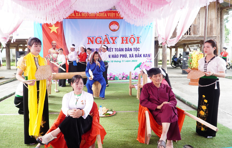 Thầy mo thực hiện nghi lễ cúng để cảm tạ trời đất, cầu cho dân làng có một vụ mùa bội thu.