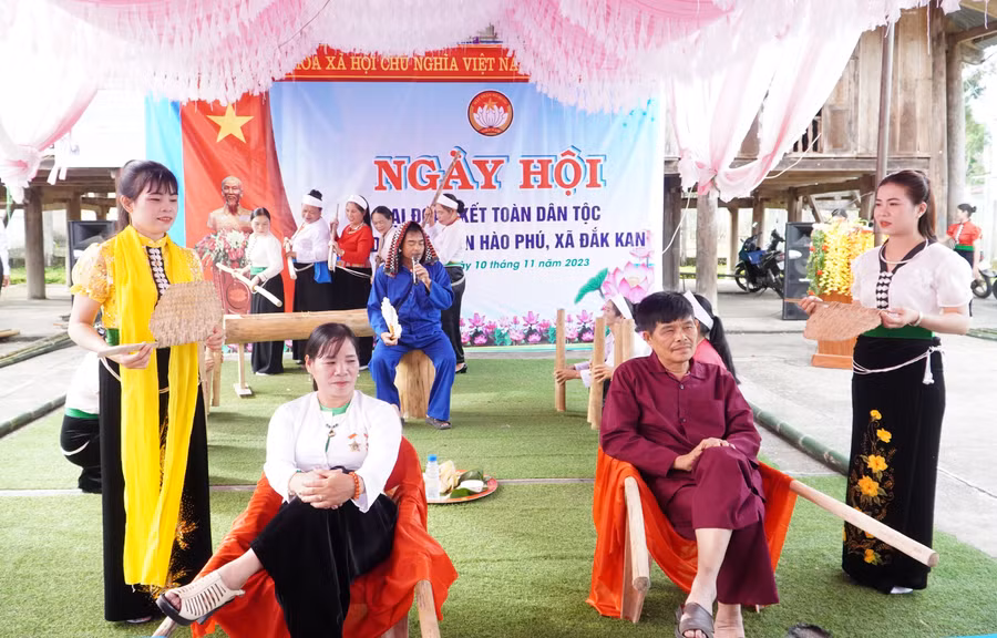 Thầy mo thực hiện nghi lễ cúng để cảm tạ trời đất, cầu cho dân làng có một vụ mùa bội thu.