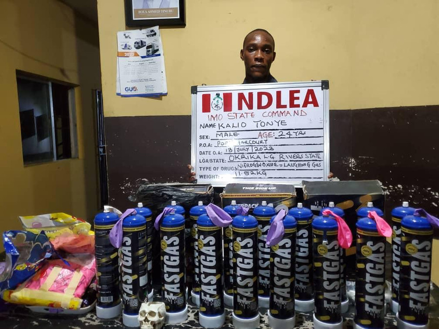 Một nghi phạm buôn bán khí cười bị Cơ quan Thực thi Luật Ma túy quốc gia Nigeria (NDLEA) bắt giữ. Ảnh: NDLEA Một nghi phạm buôn bán khí cười bị Cơ quan Thực thi Luật Ma túy quốc gia Nigeria (NDLEA) bắt giữ. Ảnh: NDLEA