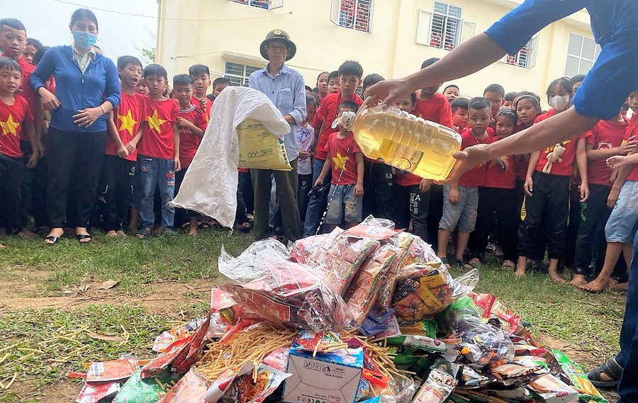 Đoàn kiểm tra về an toàn thực phẩm xã Diễn Lâm (huyện Diễn Châu, Nghệ An) tiêu huỷ đồ ăn vặt không rõ nguồn gốc trước sự chứng kiến của học sinh. Ảnh minh họa: ITN Đoàn kiểm tra về an toàn thực phẩm xã Diễn Lâm (huyện Diễn Châu, Nghệ An) tiêu huỷ đồ ăn vặt không rõ nguồn gốc trước sự chứng kiến của học sinh. Ảnh minh họa: ITN