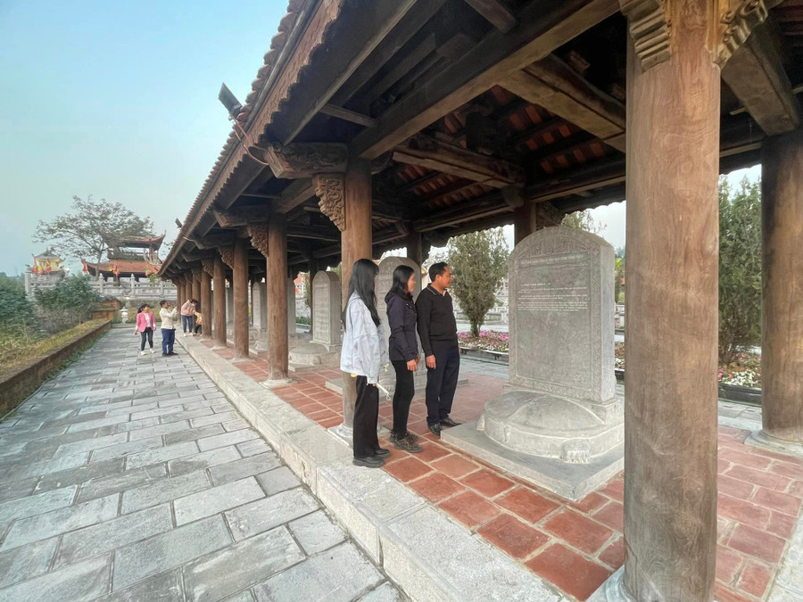 Huyện Vĩnh Tường xưa có 24 Tiến sĩ nho học thì riêng xã Vũ Di đã có tới 5 vị đại khoa. Huyện Vĩnh Tường xưa có 24 Tiến sĩ nho học thì riêng xã Vũ Di đã có tới 5 vị đại khoa.