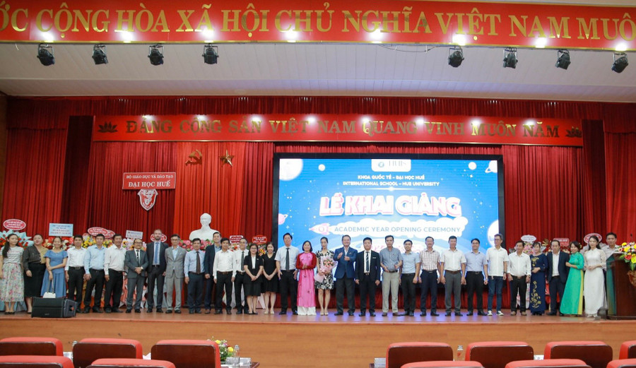 Các đại biểu, khách mời chụp ảnh lưu niệm tại lễ khai giảng. (Ảnh: Hoàng Hải).