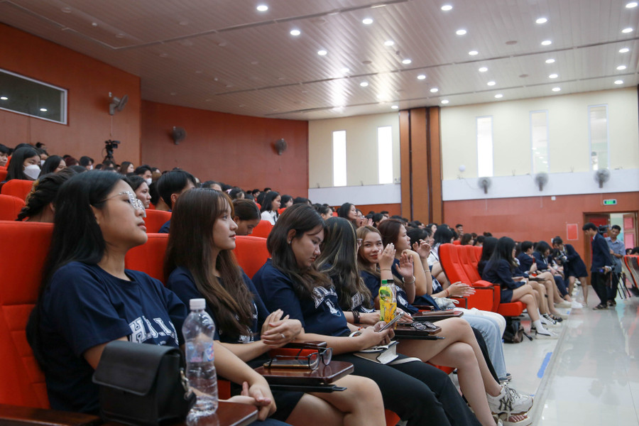 Sinh viên Khoa Quốc tế tham gia tại lễ khai giảng năm học mới.