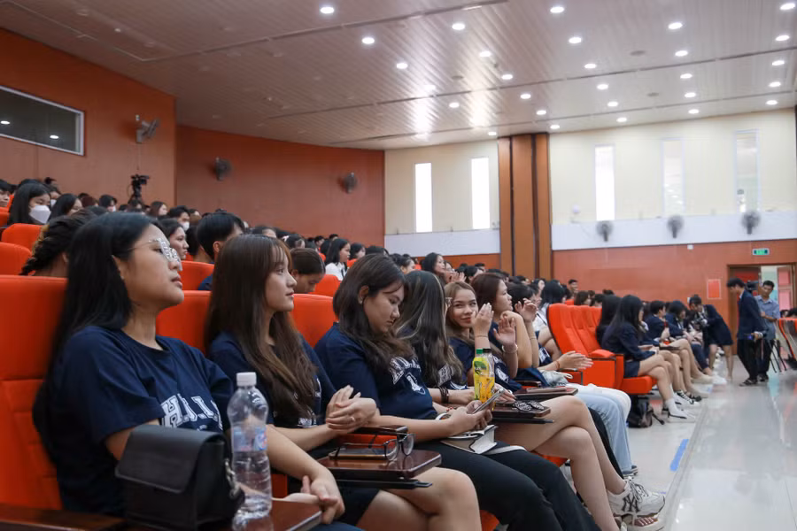 Sinh viên Khoa Quốc tế tham gia tại lễ khai giảng năm học mới.