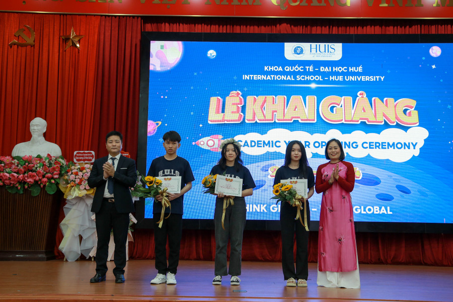 Đại diện ĐH Huế và Khoa Quốc tế tặng giấy khen và hoa cho các tân sinh viên có thành tích cao trong học tập.