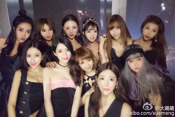 buc-anh-11-hot-girl-mat-giong-nhau-bi-che-nhao