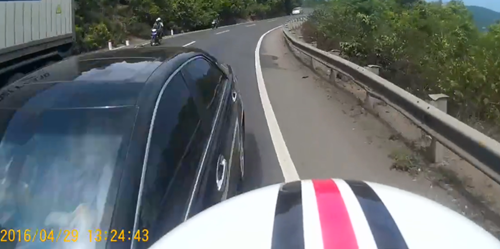 Camry lấn gần hết làn đường ngược chiều. hai-thanh-nien-danh-vong-treu-canh-sat-tren-cao-toc-di-da-lat-4