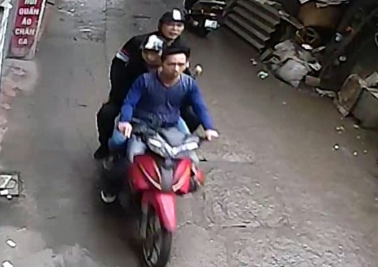 Ba người nghi vấn đánh nhà báo Đỗ Doãn Hoàng. Ảnh: Cắt từ clip.