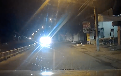 Xe tải đi ngược chiều để đèn pha nguy hiểm. hai-thanh-nien-danh-vong-treu-canh-sat-tren-cao-toc-di-da-lat-3