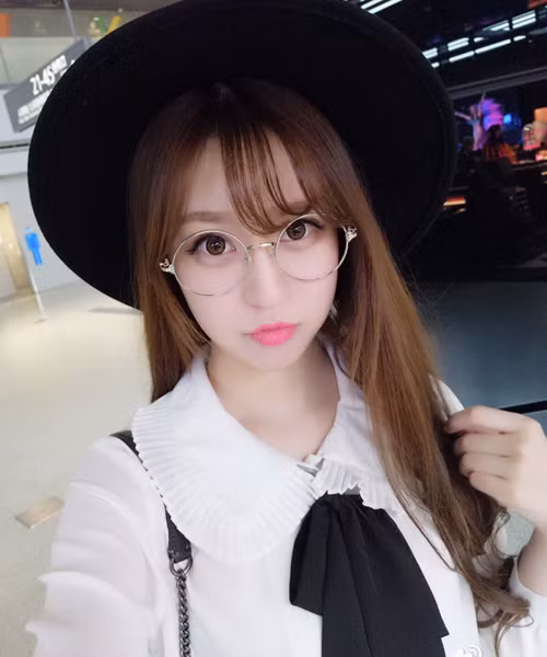 Da Meng Meng chụp selfie theo kiểu đặc trưng của hot girl mạng thời nay. buc-anh-11-hot-girl-mat-giong-nhau-bi-che-nhao-3