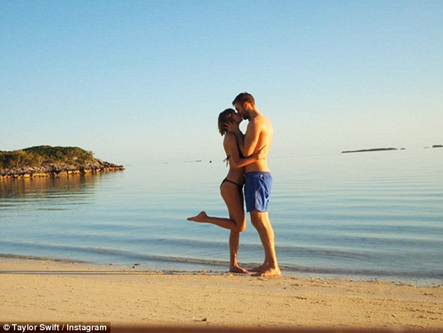 Calvin Harris lần đầu lên tiếng sau khi chia tay Taylor Swift ảnh 4 Cặp đôi vừa kỷ niệm 1 năm yêu nhau bằng kỳ nghỉ ngọt ngào vào tháng 3/2016.