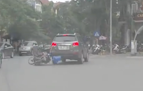 Xe máy chở nước đâm thẳng vào ôtô. hai-thanh-nien-danh-vong-treu-canh-sat-tren-cao-toc-di-da-lat-2