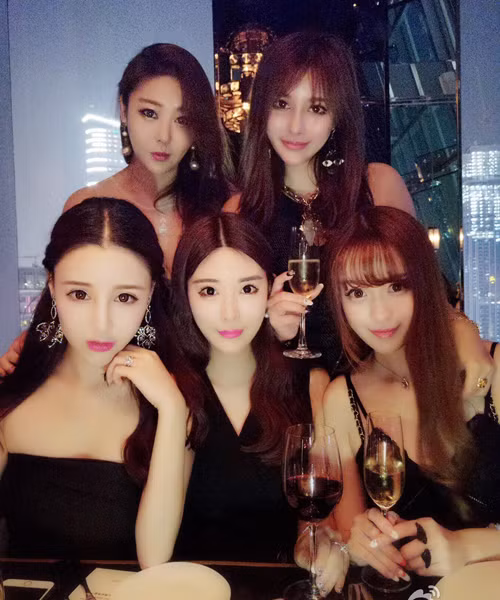 Các hot girl có cùng kiểu trang điểm, chụp hình, cách ăn mặc và làm tóc cũng có nét chung. buc-anh-11-hot-girl-mat-giong-nhau-bi-che-nhao-2