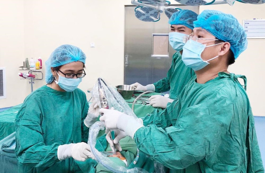 Bác sĩ thực hiện nội soi gắp dị vật 2 bên mũi cho bé gái. Ảnh: BV. Bác sĩ thực hiện nội soi gắp dị vật 2 bên mũi cho bé gái. Ảnh: BV.