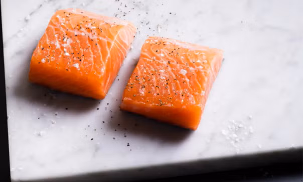 Cá hồi giàu Vitamin D.