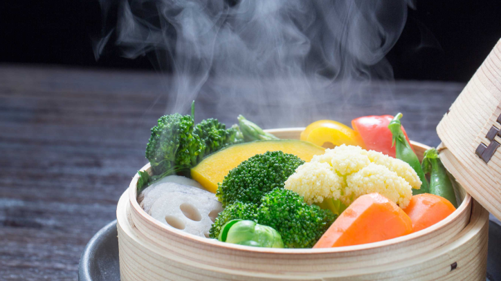 Thay vì ăn các món chiên rán nhiều dầu mỡ, hấp là cách để tận dụng tối đa giá trị dinh dưỡng của thực phẩm. Ảnh minh họa. Thay vì ăn các món chiên rán nhiều dầu mỡ, hấp là cách để tận dụng tối đa giá trị dinh dưỡng của thực phẩm. Ảnh minh họa.
