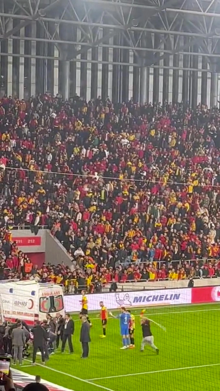 Thủ môn Ozan Evrim Ozenc bị tấn công từ phía sau. Thủ môn Ozan Evrim Ozenc bị tấn công từ phía sau.