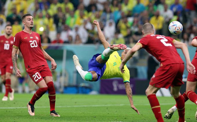 Cú đúp siêu phẩm của Richarlison (vàng) giúp Brazil giành chiến thắng trận mở màn. Cú đúp siêu phẩm của Richarlison (vàng) giúp Brazil giành chiến thắng trận mở màn.