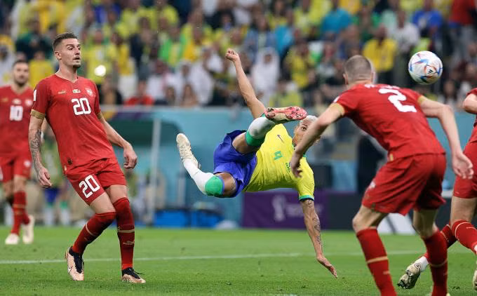 Cú đúp siêu phẩm của Richarlison (vàng) giúp Brazil giành chiến thắng trận mở màn.
