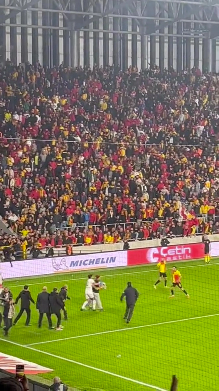 Cổ động viên quá khích bị khống chế. Cổ động viên quá khích bị khống chế.