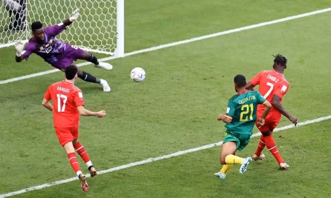 Cameroon (áo xanh) thua trận ra quân trước Thuỵ Sĩ.