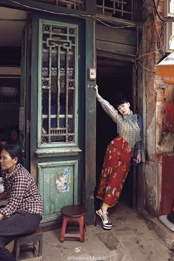 Từ Hy Đệ chụp ảnh tại cầu Long Biên và phố cổ Hà Nội ảnh 5