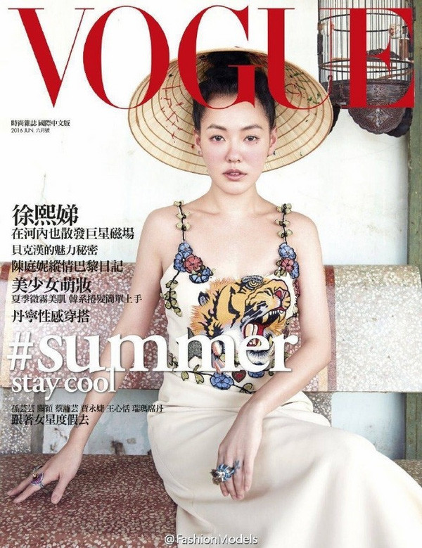 Từ Hy Đệ chụp ảnh tại cầu Long Biên và phố cổ Hà Nội ảnh 2