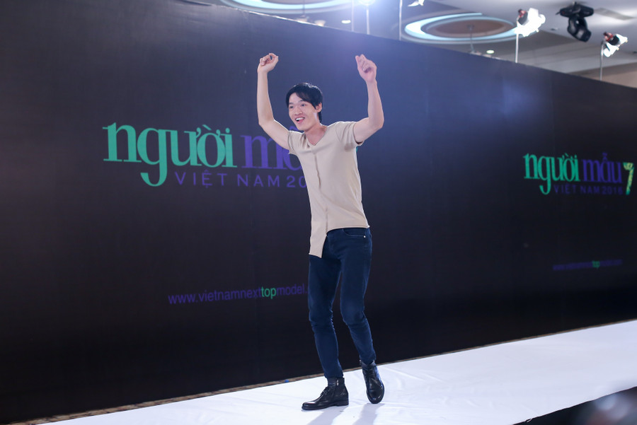 Thí sinh lăn lộn, gào thét đòi vào nhà chung Top Model