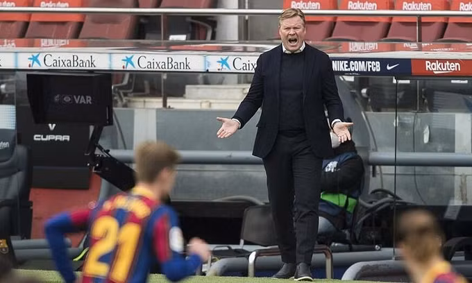 Koeman cũng bất lực với Barca.