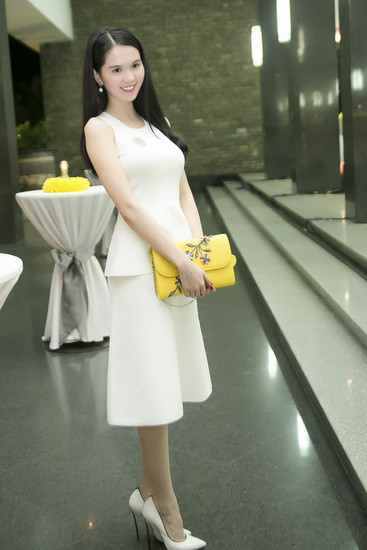 Tối 11/11, Ngọc Trinh đến xem show thời trang tại Dinh Thống Nhất. Người đẹp diện bộ váy chữ A màu trắng có thiết kế đơn giản. EO-9893-4667-1415729025.jpg