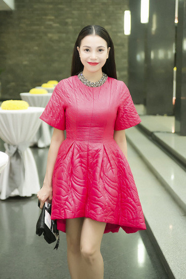 Trà Ngọc Hằng chia sẻ, cô yêu thích trang phục hiệu Dior vì sự tinh tế trong kiểu dáng và chất liệu vải độc đáo. EO-9957-001-5020-1415729026.jpg