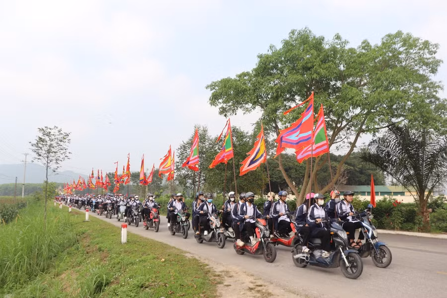 Nhiều học sinh tham gia Lễ rước Đại danh y Lê Hữu Trác. (Ảnh: Bích Hường)