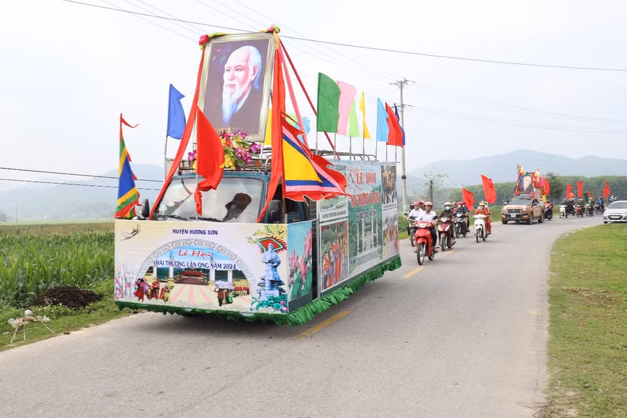 Lễ rước Đại danh y Lê Hữu Trác. (Ảnh: Bích Hường)