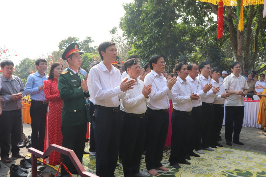 Các lãnh đạo dâng hương tại mộ Đại danh y Hải Thượng Lãn Ông Lê Hữu Trác. (Ảnh: Bích Hường)