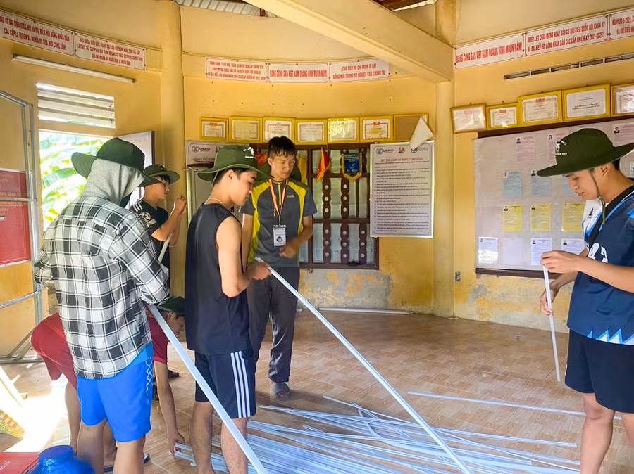 Tình nguyện viên tiến hành làm hệ thống điện trong nhà tại 4 nhà sinh hoạt cộng đồng của xã Hương Nguyên.