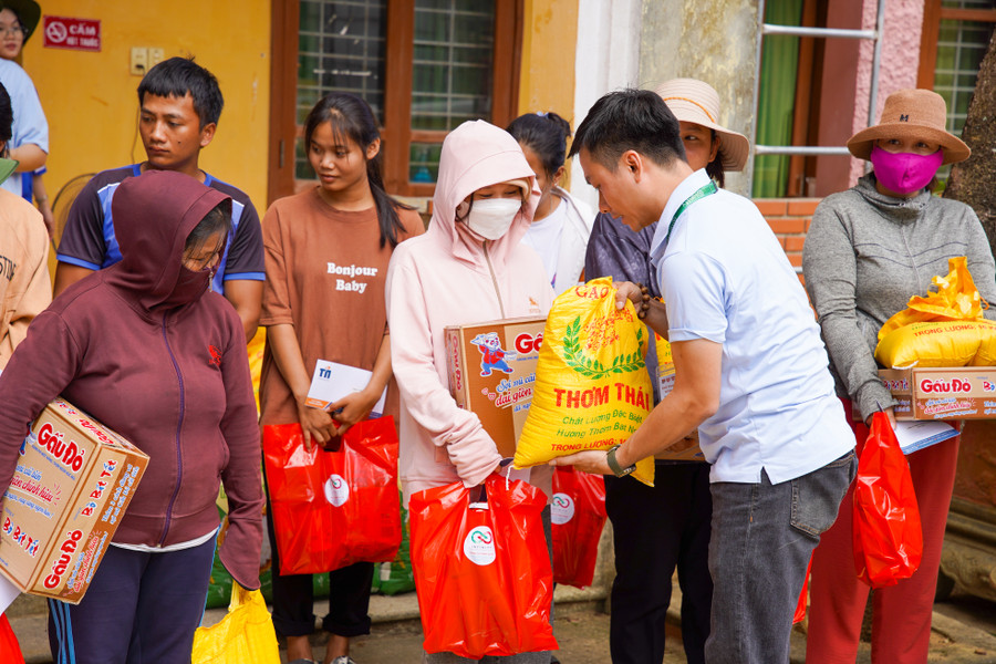 Trao tặng các suất quà đến các gia đình chính sách và gia đình có hoàn cảnh khó khăn. Trao tặng các suất quà đến các gia đình chính sách và gia đình có hoàn cảnh khó khăn.