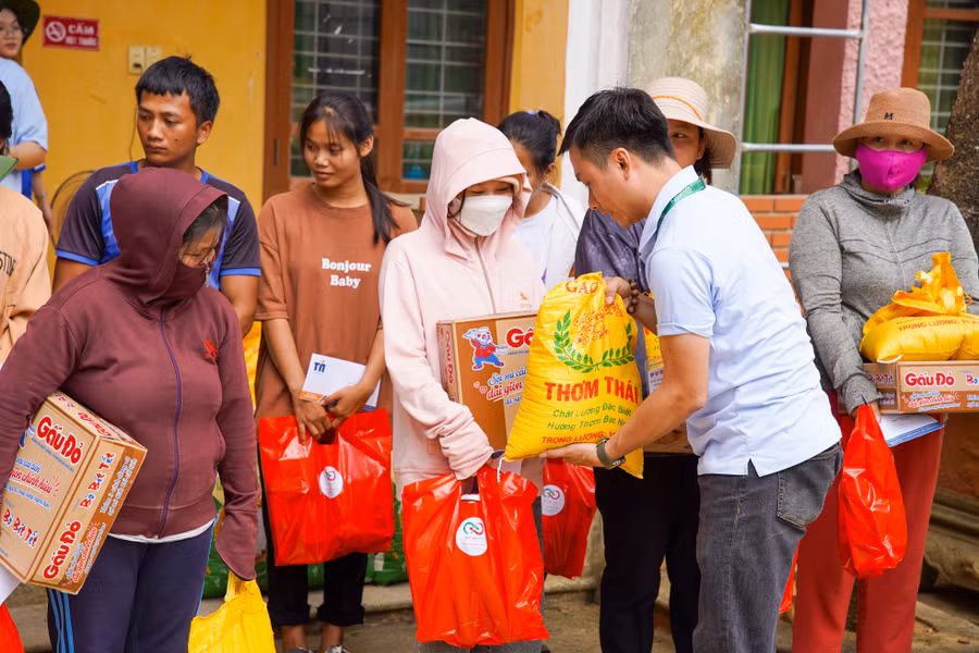 Trao tặng các suất quà đến các gia đình chính sách và gia đình có hoàn cảnh khó khăn.
