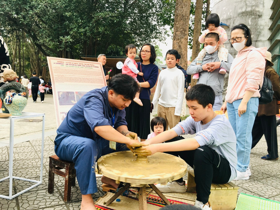 Trải nghiệm làm gốm Thanh Hà, Hội An cùng nghệ nhân. Ảnh: VME. Trải nghiệm làm gốm Thanh Hà, Hội An cùng nghệ nhân. Ảnh: VME.