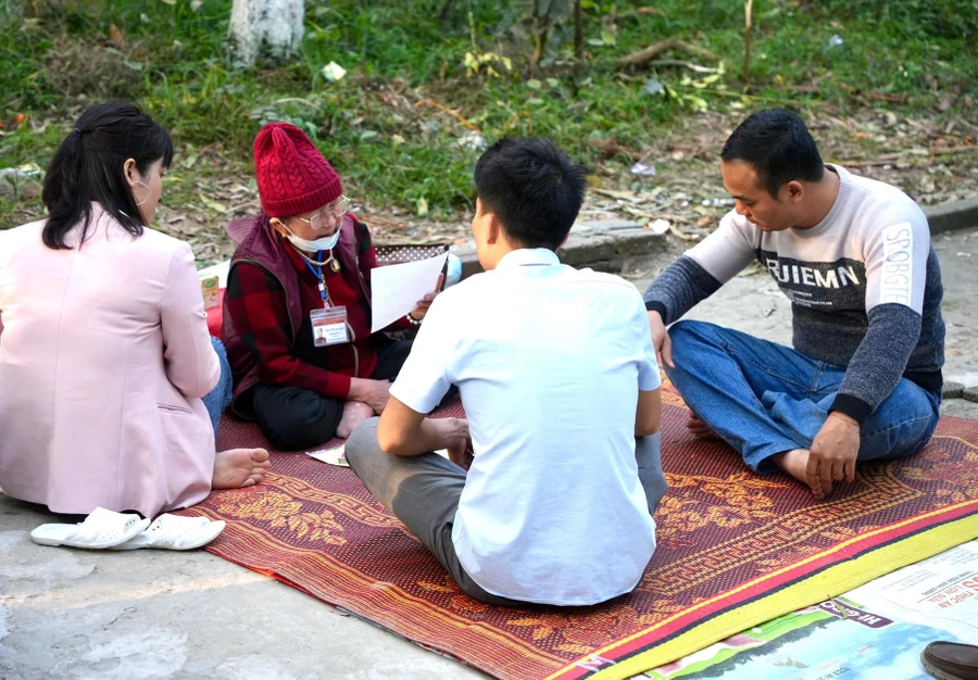 Hoạt động bói toán tại đền Sái (Hà Nội).